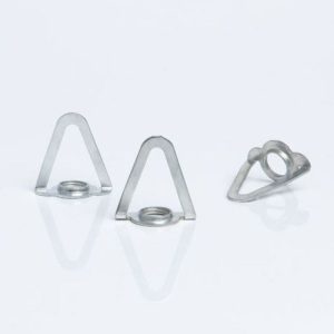 אביזרי פליז ומתכת - אוזן פח משולש (האנגר)